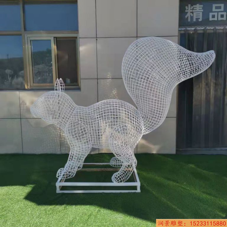 不锈钢镂空松鼠雕塑3